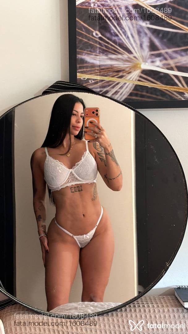 Acompanhante mulher morena (o) de olhos pretos - Luana Castro Acompanhante mulher morena (o) de olhos pretos - Luana Castro