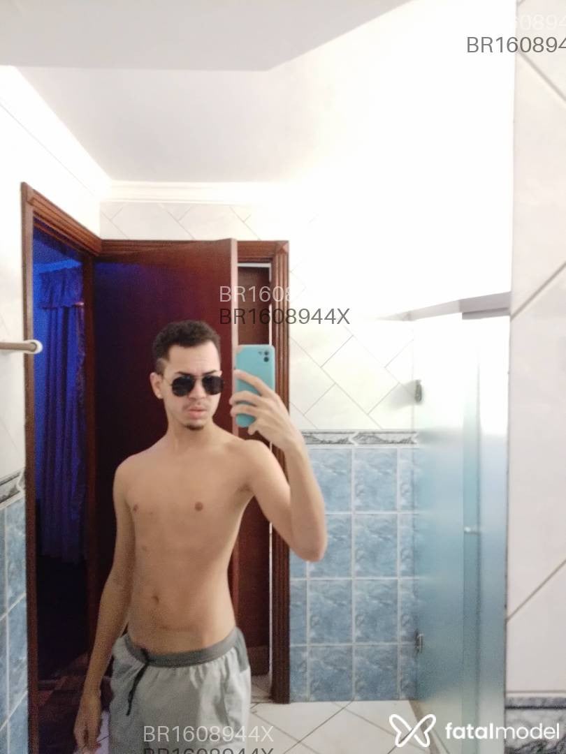 Acompanhante homem com cabelo castanho de olhos castanhos em Araçatuba Acompanhante homem com cabelo castanho de olhos castanhos em Araçatuba - Victor