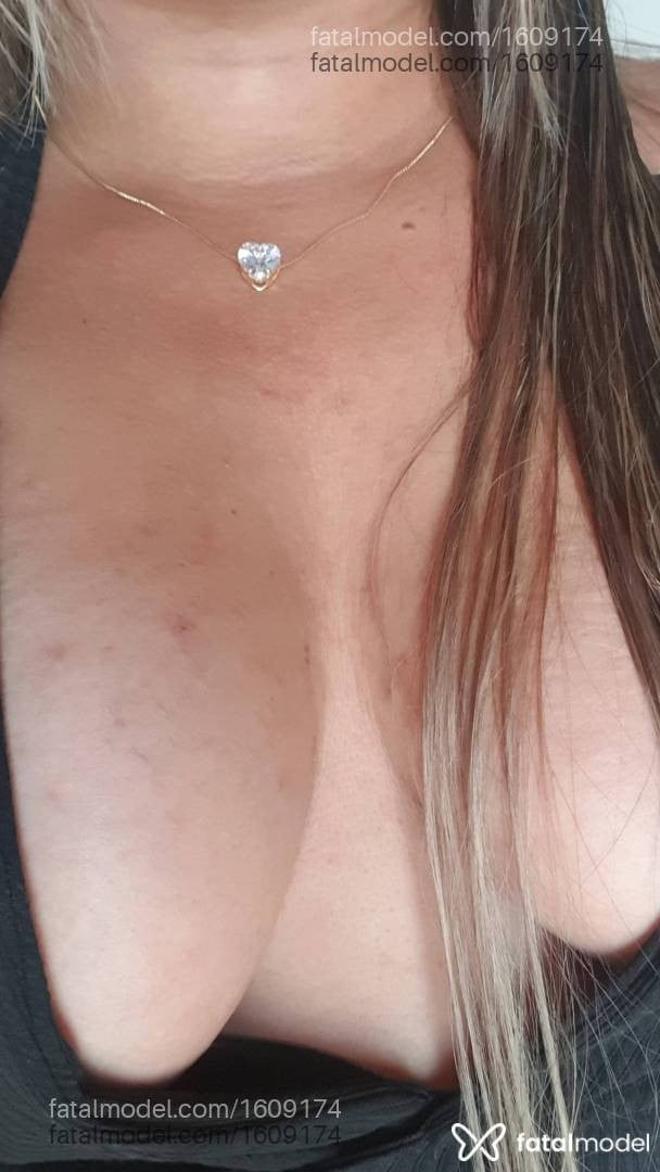 Acompanhante mulher loira (o) de olhos castanhos - Gabby