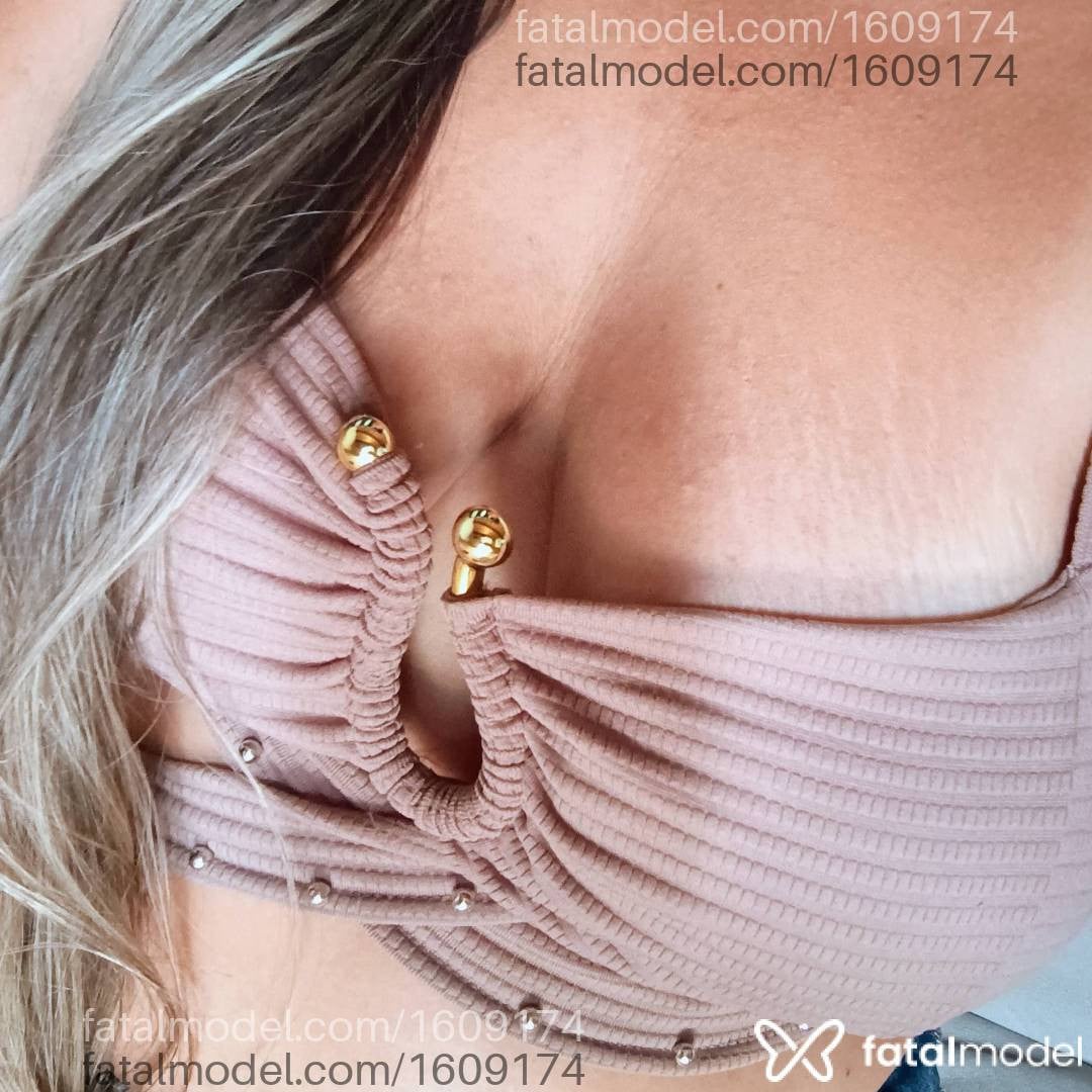 Acompanhante mulher loira (o) de olhos castanhos - Gabby