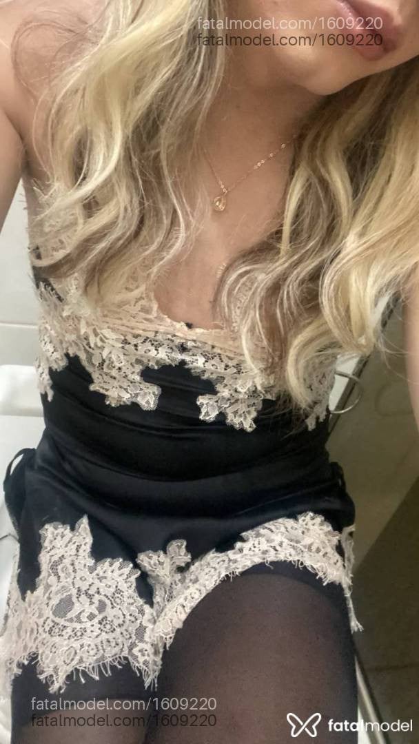 Acompanhante mulher trans loira (o) de olhos castanhos - Lizzie Timm