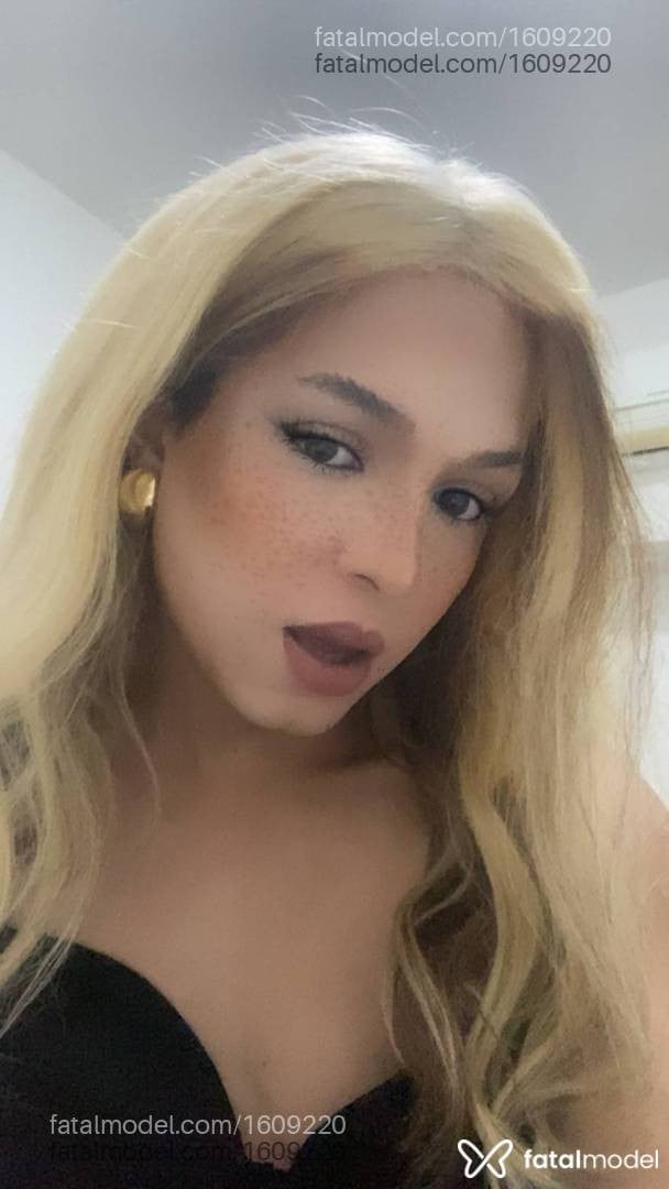 Acompanhante mulher trans loira (o) de olhos castanhos - Lizzie Timm