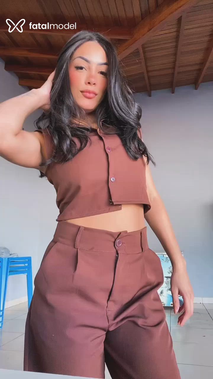 Acompanhante mulher com cabelo castanho de olhos castanhos - Angel Acompanhante mulher com cabelo castanho de olhos castanhos - Angel