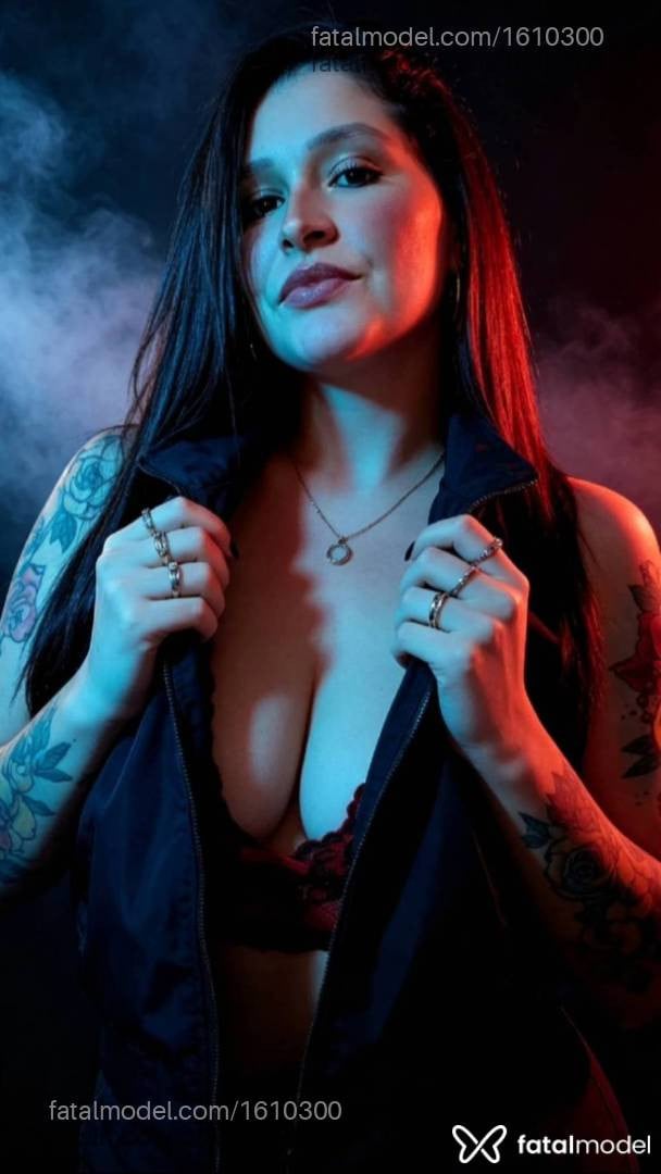 Acompanhante mulher com cabelo castanho de olhos castanhos - Fernanda Plusi
