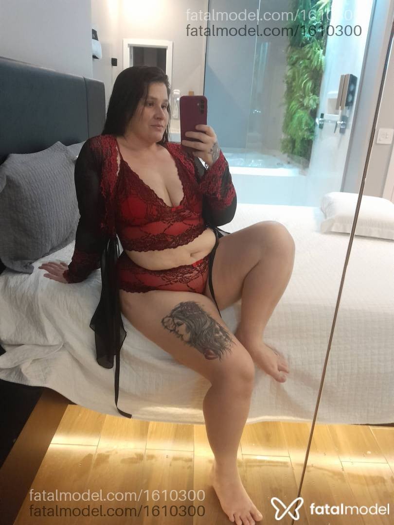 Acompanhante mulher com cabelo castanho de olhos castanhos - Fernanda Plusi