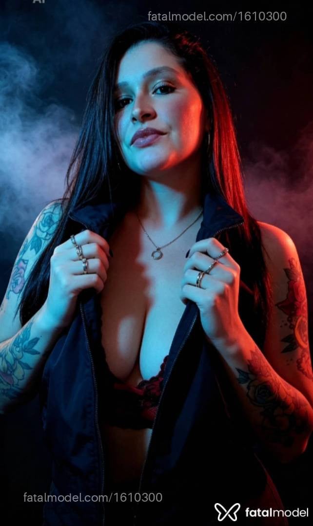 Acompanhante mulher com cabelo castanho de olhos castanhos - Fernanda Plusi