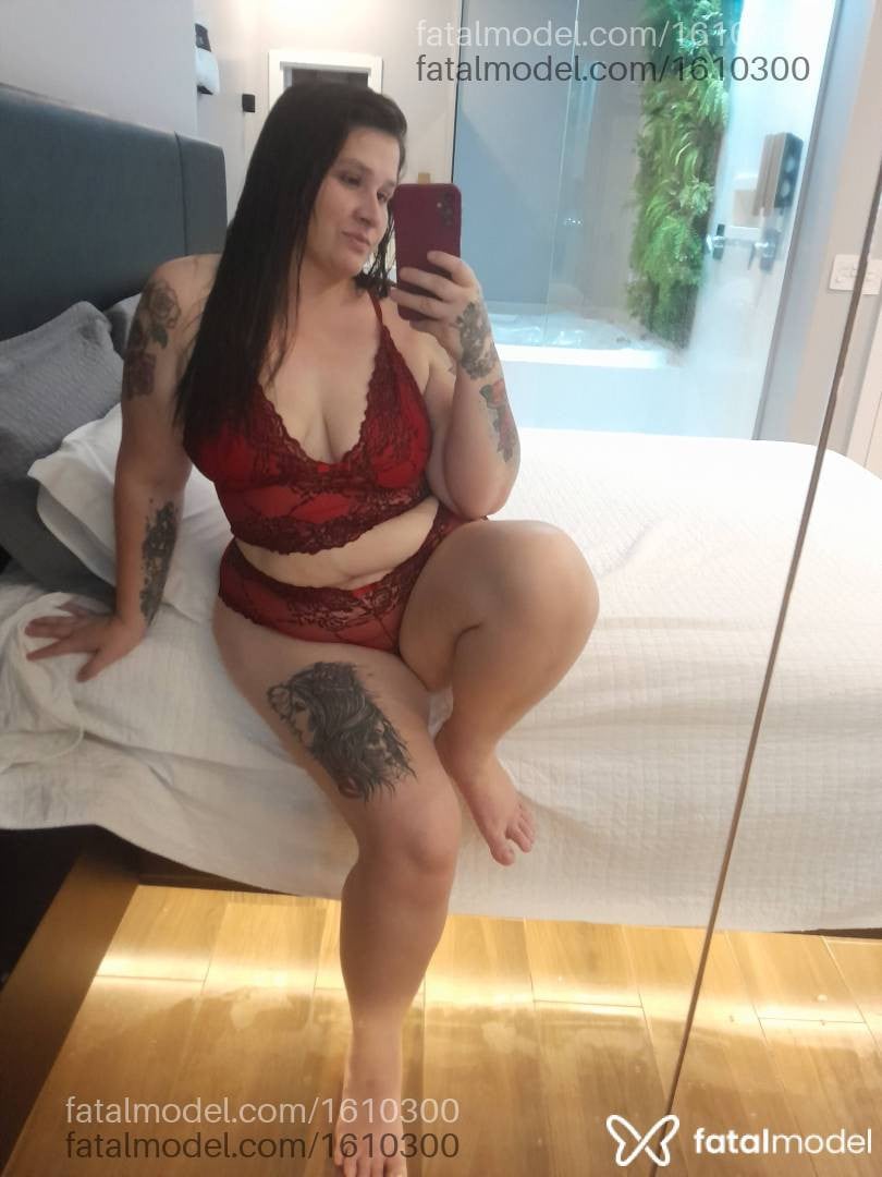 Acompanhante mulher com cabelo castanho de olhos castanhos - Fernanda Plusi