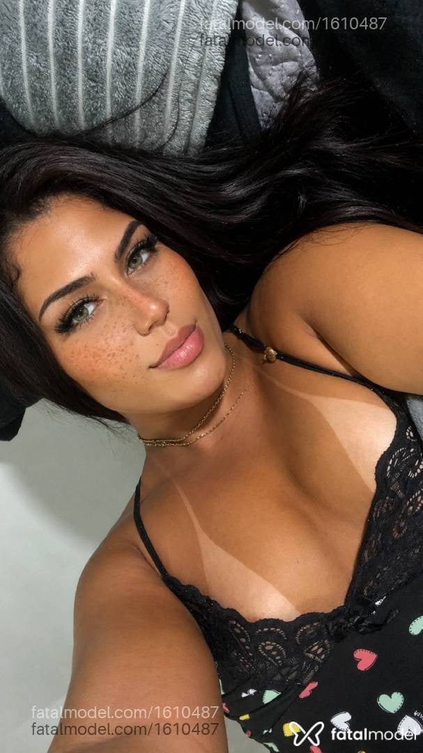 Acompanhante mulher trans morena (o) de olhos mel - Vih Guedes