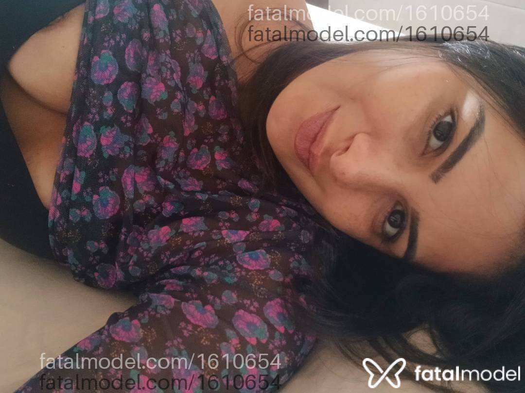 Acompanhante mulher com cabelo castanho de olhos pretos - Júlia Monteiro