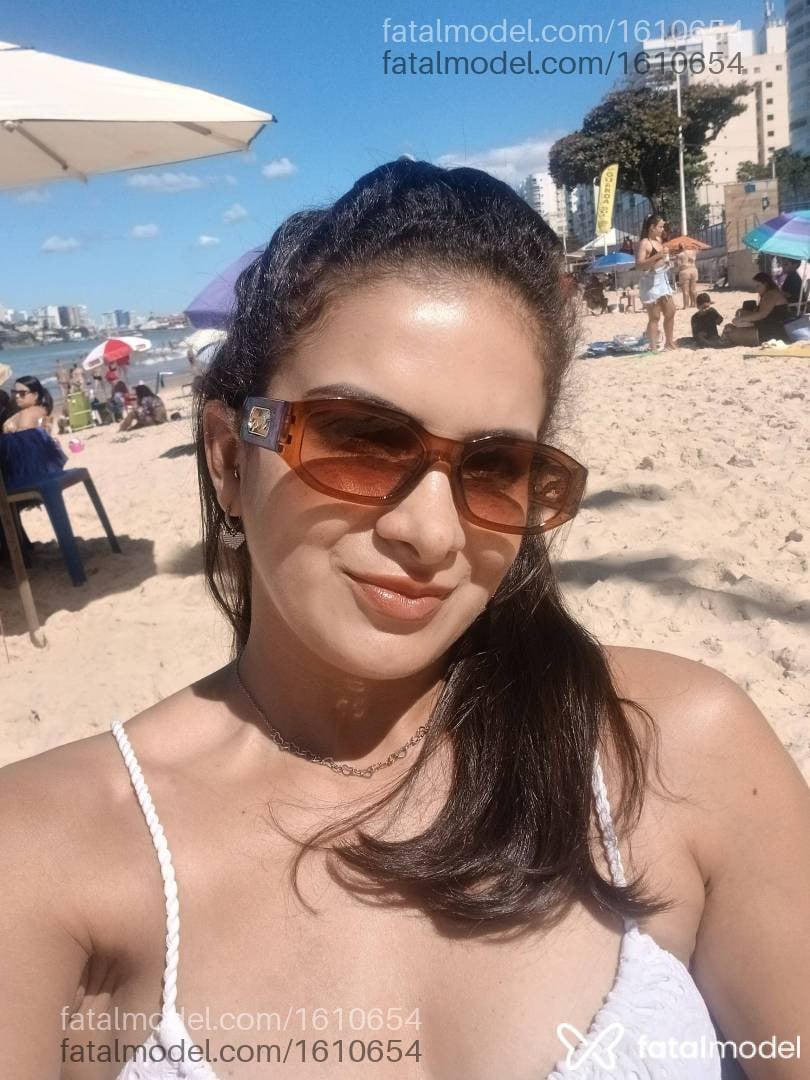 Acompanhante mulher com cabelo castanho de olhos pretos - Júlia Monteiro
