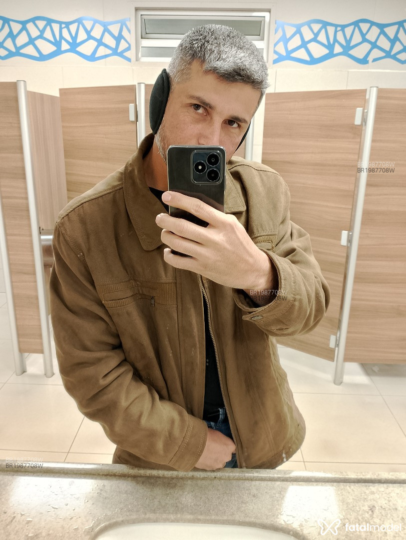 Acompanhante homem com cabelo grisalho de olhos castanhos em Cascavel - ítalo