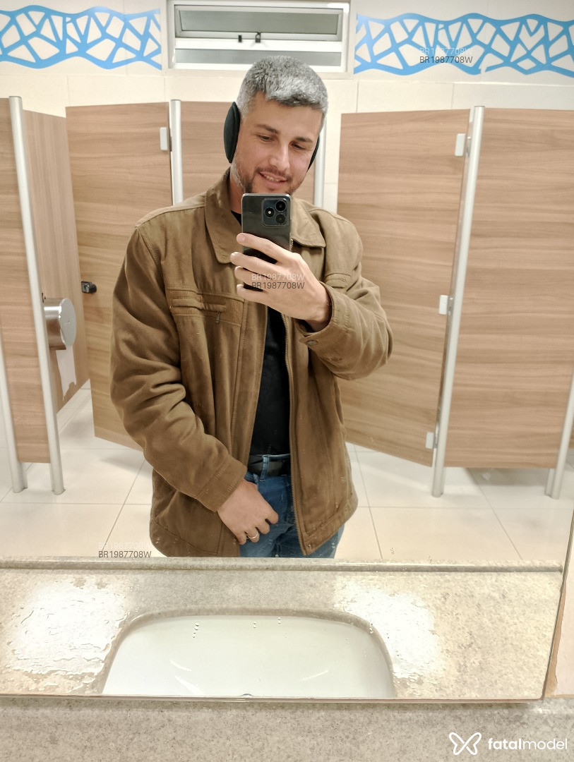 Acompanhante homem com cabelo grisalho de olhos castanhos em Cascavel - ítalo