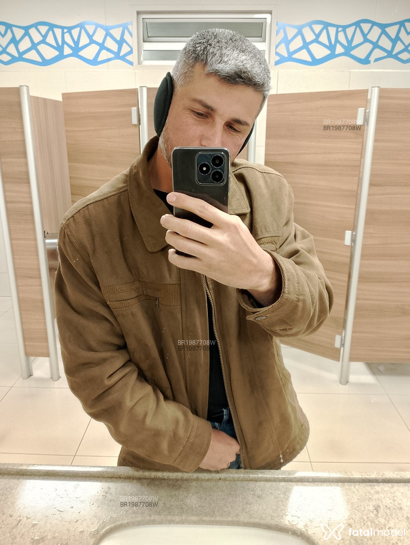 Acompanhante homem com cabelo grisalho de olhos castanhos em Cascavel - ítalo