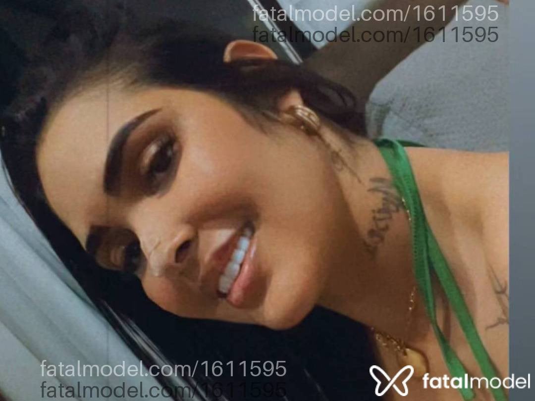 Acompanhante mulher loira (o) de olhos castanhos - Victoria