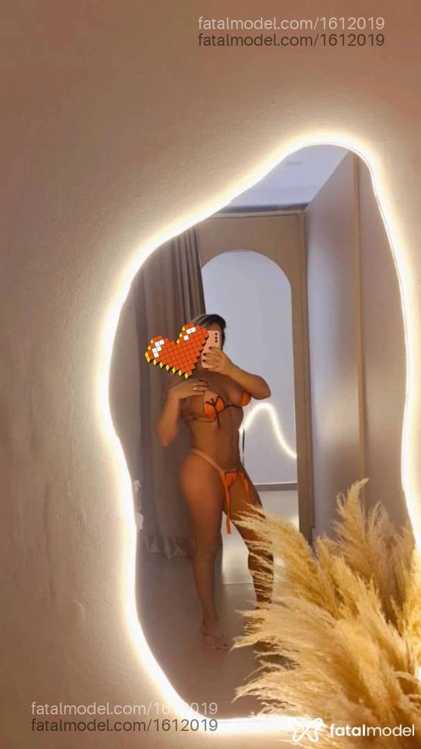 Acompanhante mulher com cabelo castanho de olhos verdes - Manuela