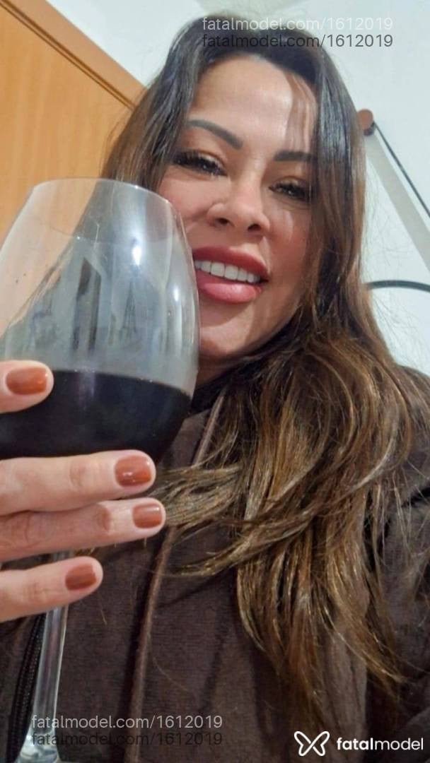Acompanhante mulher com cabelo castanho de olhos verdes - Manuela