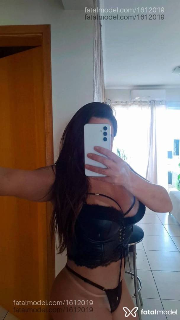 Acompanhante mulher com cabelo castanho de olhos verdes - Manuela
