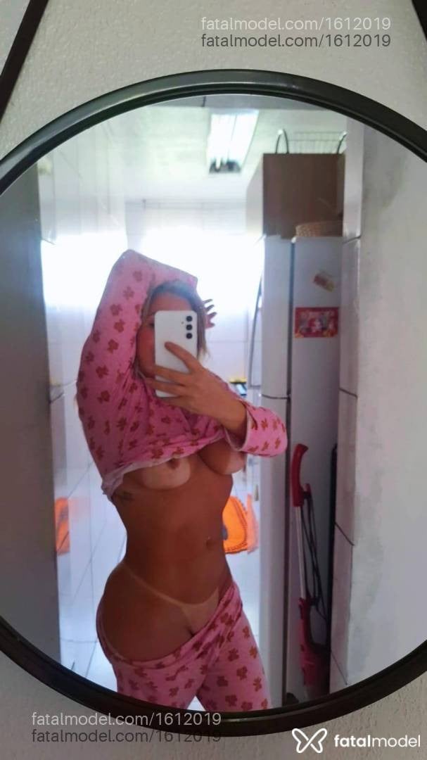 Acompanhante mulher com cabelo castanho de olhos verdes - Manuela