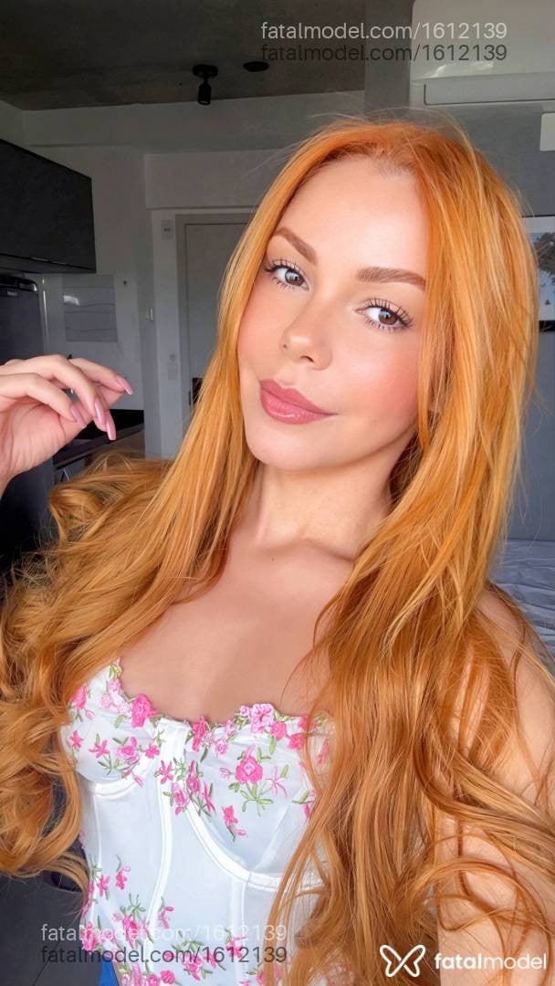 Acompanhante mulher ruiva (o) de olhos castanhos - Júlia