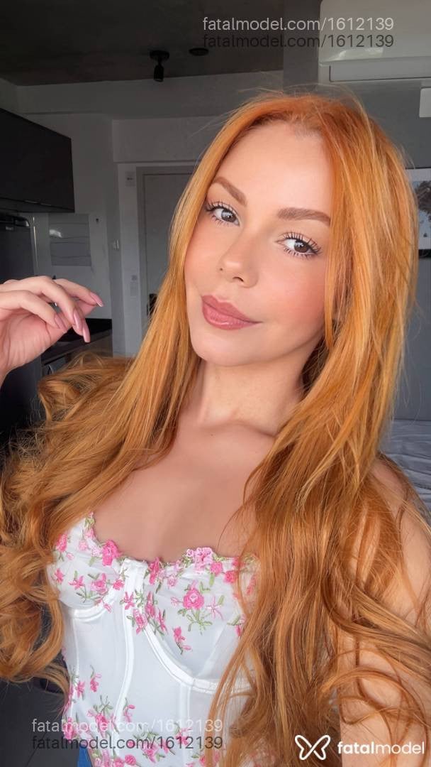 Acompanhante mulher ruiva (o) de olhos castanhos - Júlia
