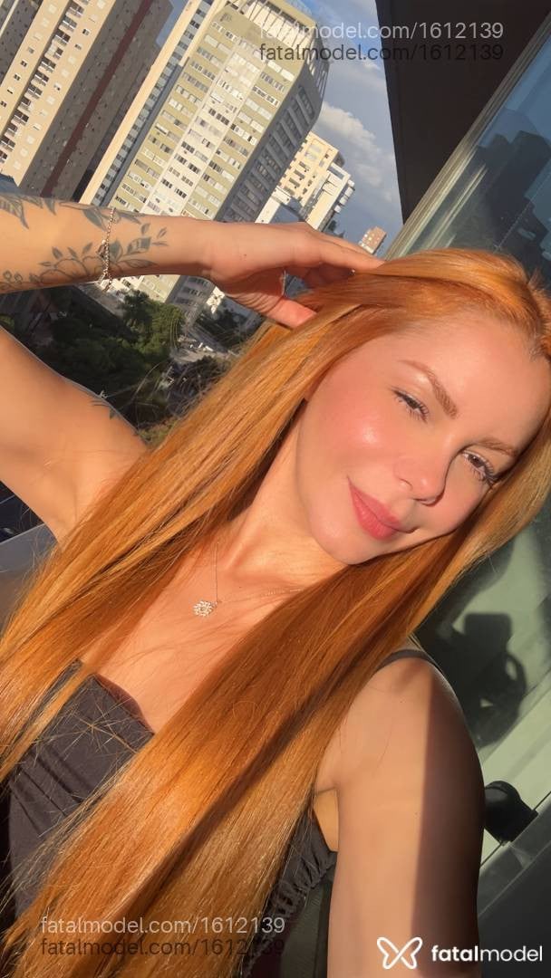 Acompanhante mulher ruiva (o) de olhos castanhos - Júlia