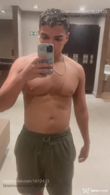 Acompanhante homem morena (o) de olhos pretos em Virtual Acompanhante homem morena (o) de olhos pretos em Virtual - Ricardo