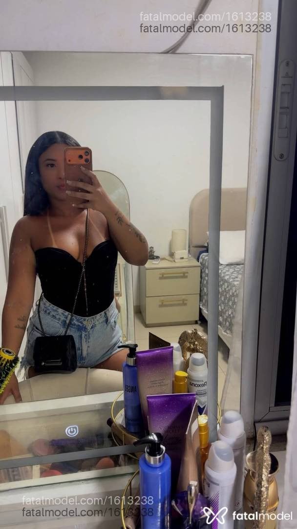 Acompanhante mulher com cabelo castanho de olhos castanhos - Bella