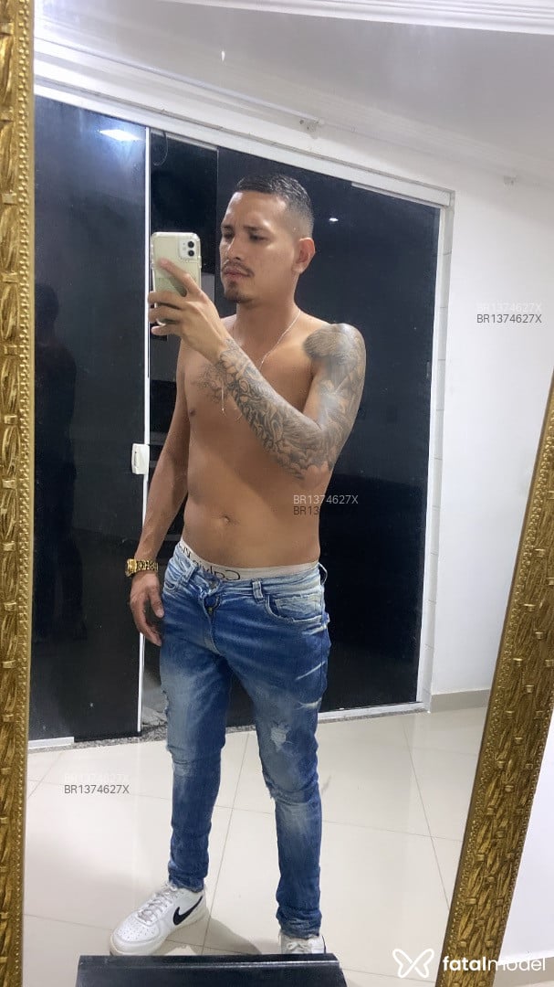 Acompanhante homem com cabelo castanho de olhos pretos em Rio de Janeiro Acompanhante homem com cabelo castanho de olhos pretos em Rio de Janeiro - Matheus