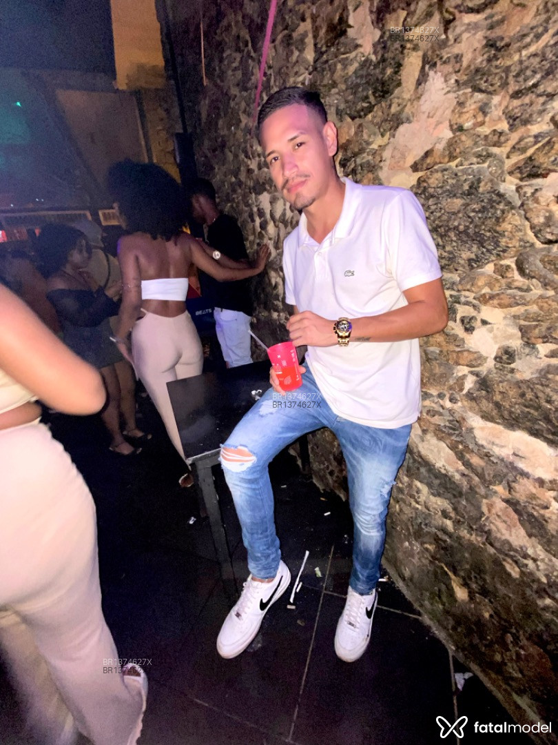 Acompanhante homem com cabelo castanho de olhos pretos em Rio de Janeiro Acompanhante homem com cabelo castanho de olhos pretos em Rio de Janeiro - Matheus