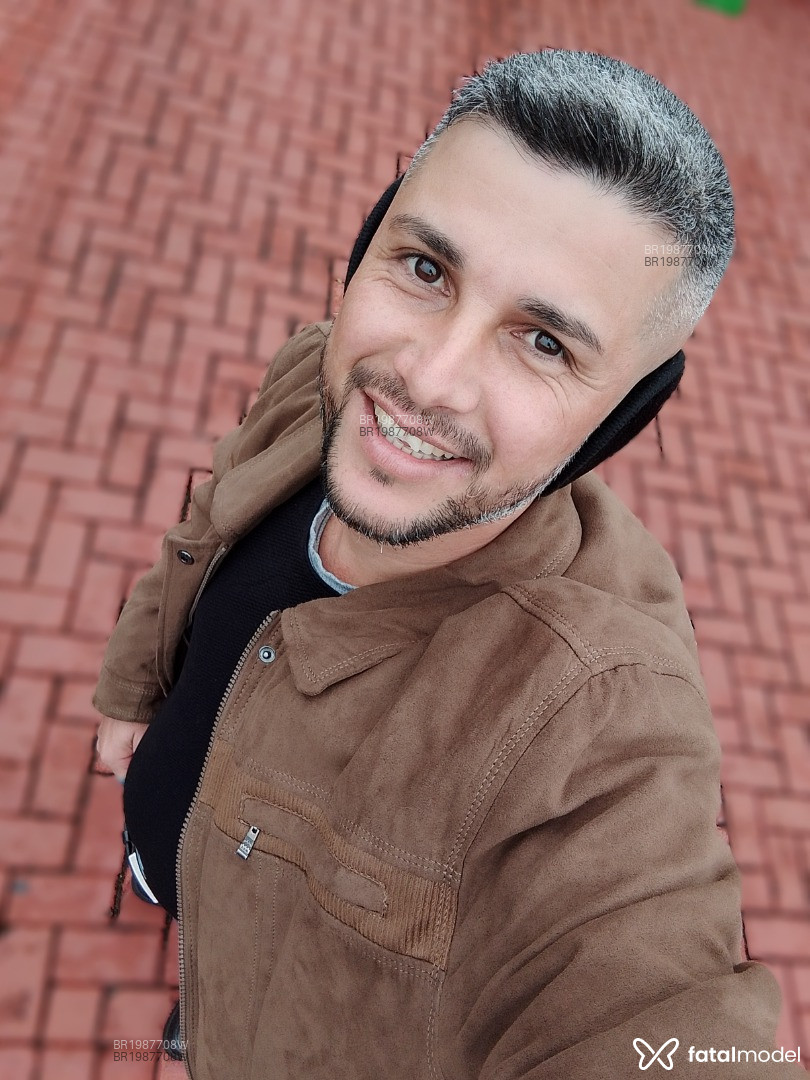 Acompanhante homem com cabelo grisalho de olhos castanhos em Cascavel - ítalo