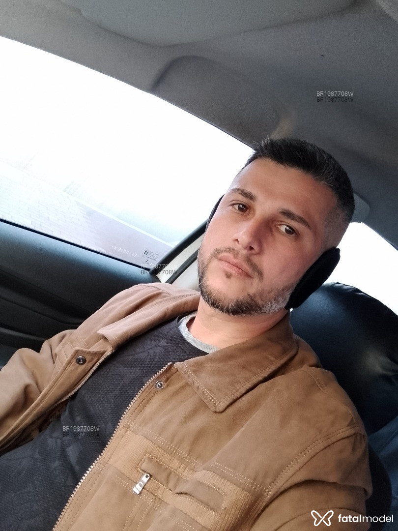Acompanhante homem com cabelo grisalho de olhos castanhos em Cascavel - ítalo