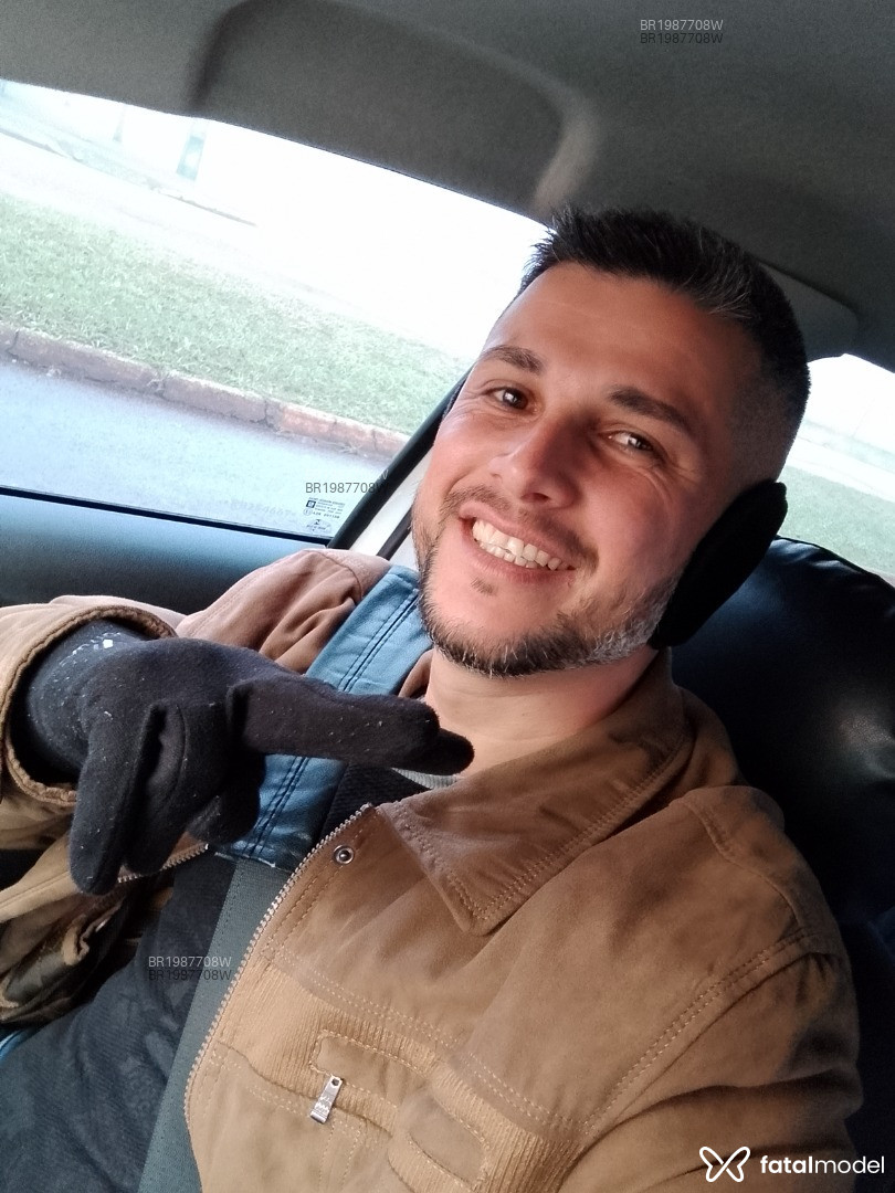 Acompanhante homem com cabelo grisalho de olhos castanhos em Cascavel - ítalo