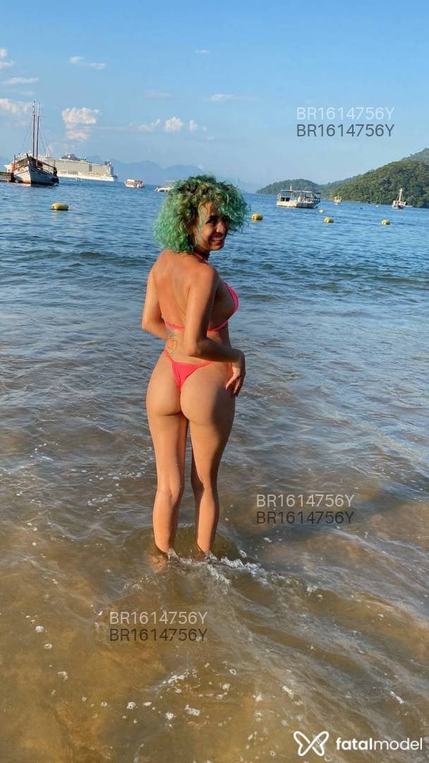 Acompanhante mulher com cabelo colorido de olhos verdes em Virtual - Mitty