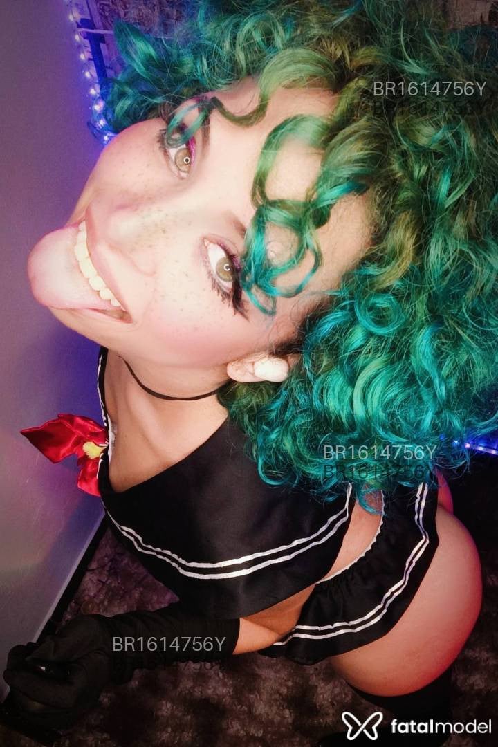 Acompanhante mulher com cabelo colorido de olhos verdes em Virtual - Mitty
