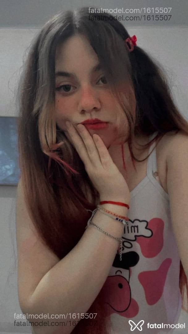 Acompanhante mulher com cabelo colorido de olhos mel - Nicole