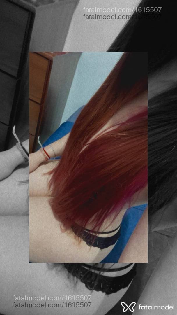 Acompanhante mulher com cabelo colorido de olhos mel - Nicole