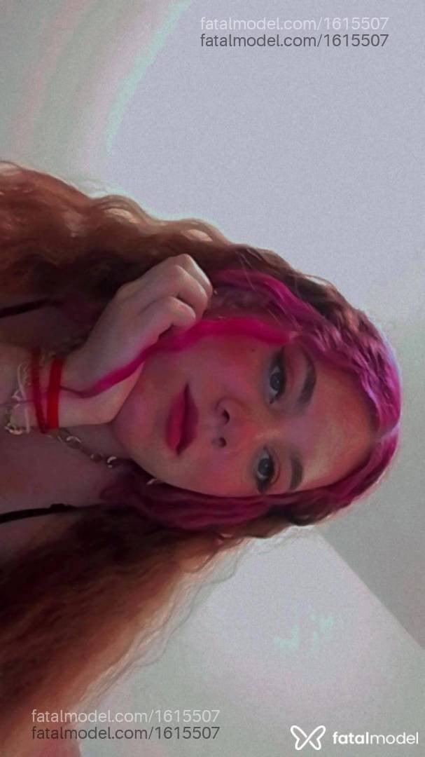 Acompanhante mulher com cabelo colorido de olhos mel em Rondonópolis - Nicole