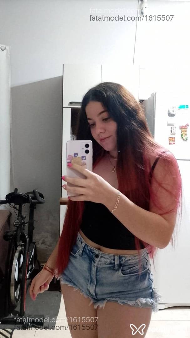 Acompanhante mulher com cabelo colorido de olhos mel em Sinop - Nicole