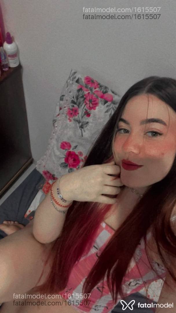 Acompanhante mulher com cabelo colorido de olhos mel - Nicole