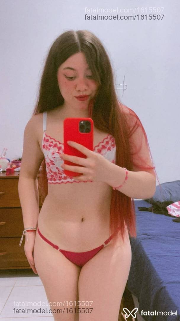 Acompanhante mulher com cabelo colorido de olhos mel - Nicole