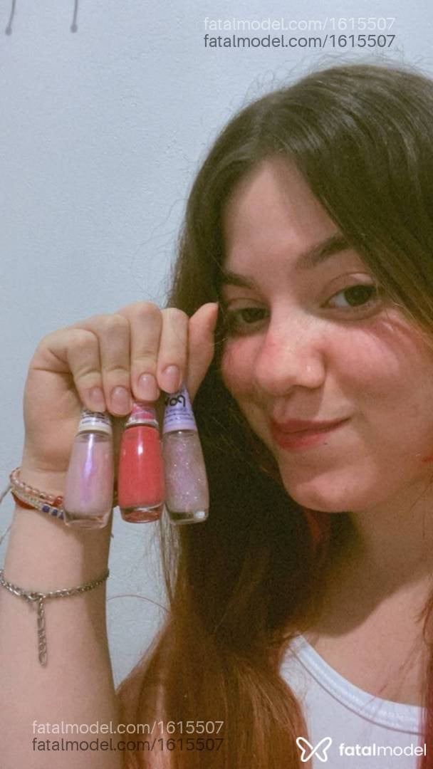 Acompanhante mulher com cabelo colorido de olhos mel - Nicole
