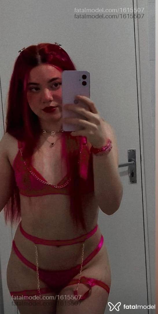Acompanhante mulher com cabelo colorido de olhos mel - Nicole
