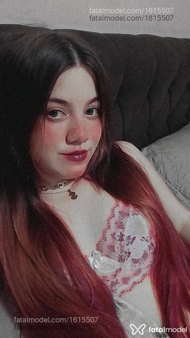 Acompanhante mulher com cabelo colorido de olhos mel - Nicole