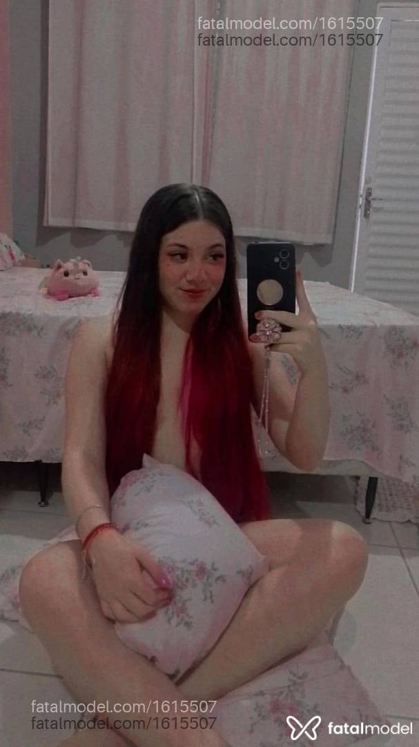 Acompanhante mulher com cabelo colorido de olhos mel - Nicole
