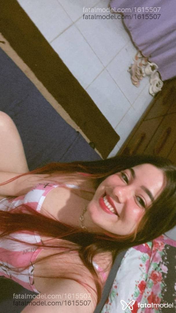 Acompanhante mulher com cabelo colorido de olhos mel - Nicole