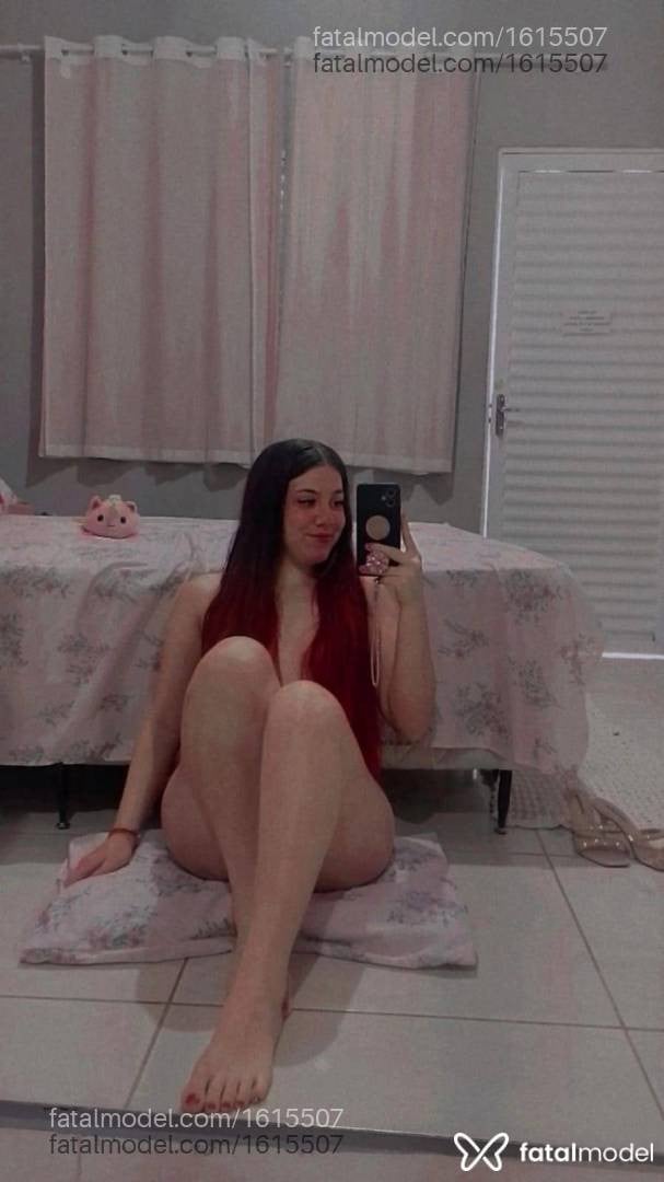 Acompanhante mulher com cabelo colorido de olhos mel - Nicole