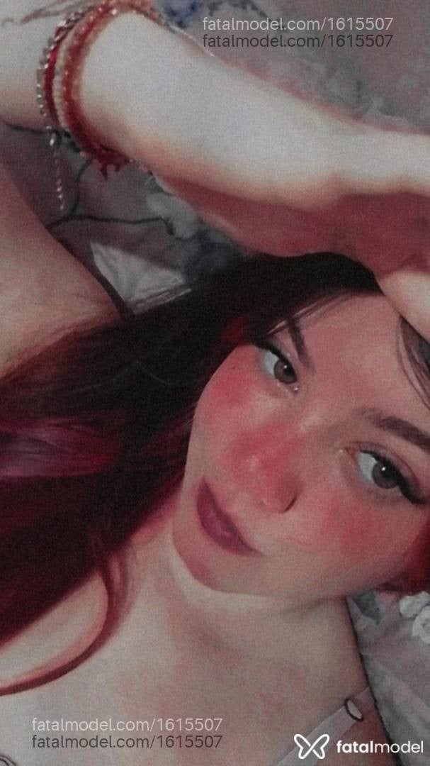 Acompanhante mulher com cabelo colorido de olhos mel em Rondonópolis - Nicole
