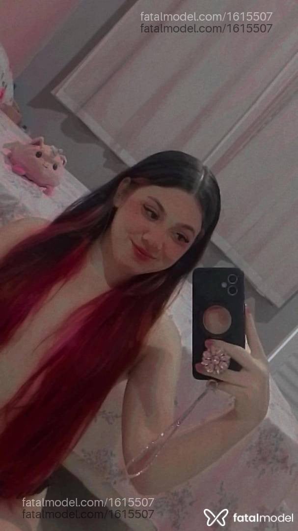 Acompanhante mulher com cabelo colorido de olhos mel em Rondonópolis - Nicole
