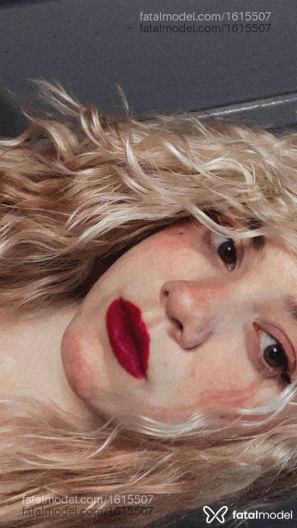 Acompanhante mulher loira (o) de olhos mel - Nicole