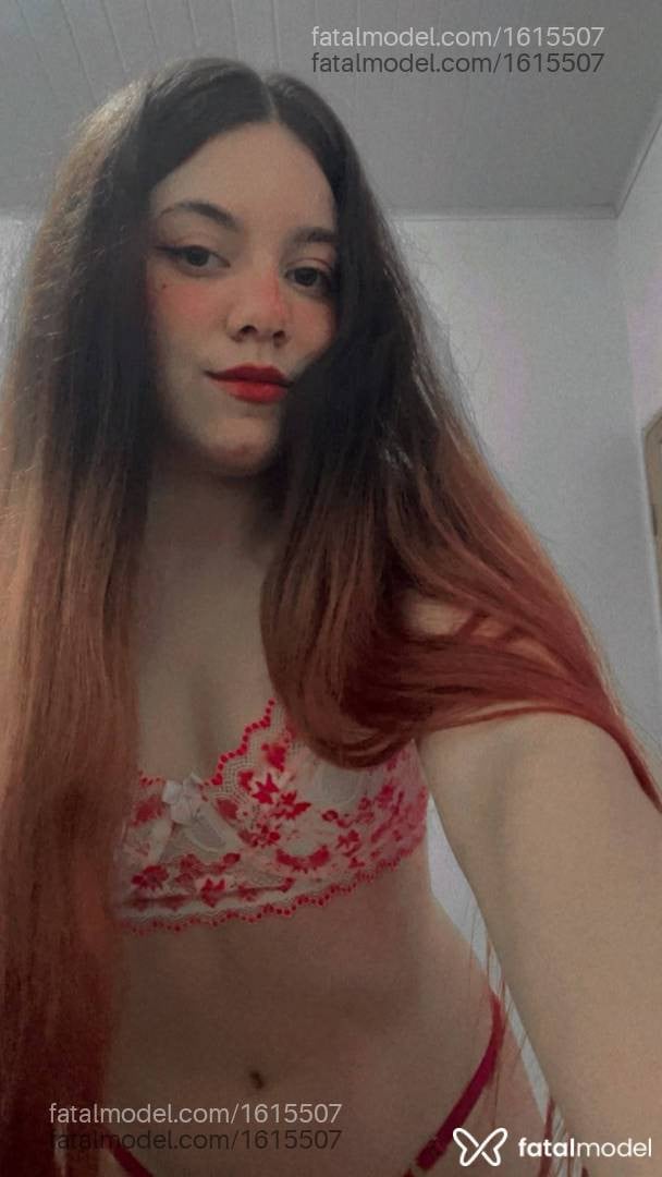 Acompanhante mulher com cabelo colorido de olhos mel - Nicole